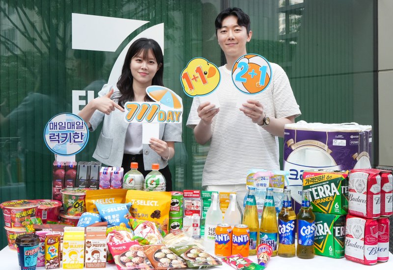 세븐일레븐, '711데이' 행사…"음료·아이스크림 하나 더"