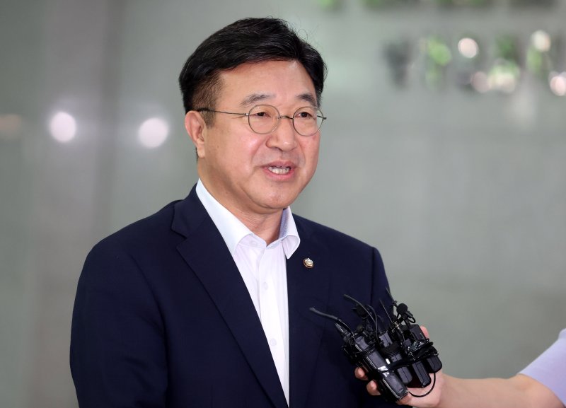 [서울=뉴시스] 추상철 기자 = 에볼루션 바카라 사이트 행정안전부 장관 후보자가 30일 오전 서울 종로구 광화문플래티넘빌딩에 마련된 인사청문회 준비 사무실로 출근하며 취재진의 질문에 답변하고 있다. 2025.06.30. scchoo@newsis.com