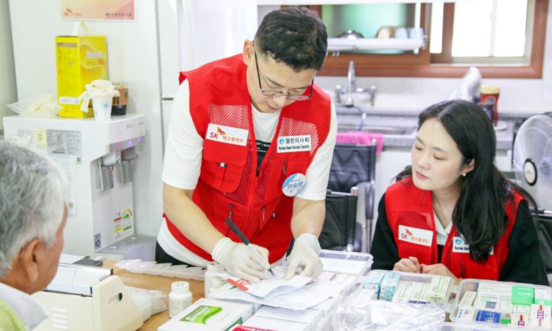 SK에코플랜트 온라인바카라과 열린의사회가 의료 소외지역 어르신들을 위한 의료봉사를 진행하는 모습. SK에코플랜트 제공