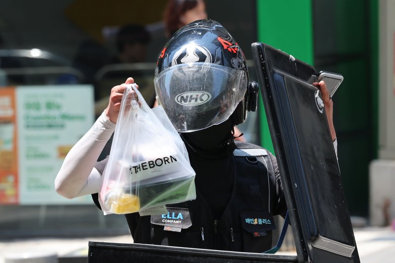 [서울=뉴시스] 권창회 기자 = 19일 서울 시내 식당가에서 배달라이더들이 음식을 배달하고 있다.우아한형제들은 더불어민주당 을지키는민생실천위원회 중재로 전국가맹점주협의회, 공정한플랫폼을위한사장협회 등 입점업주단체와 진행하고 있는 사회적 대화에서 상생방안에 대해 중간 합의문을 발표했다. 중간 합의안에는 주문금액 1만원 이하 주문에 대해 중개이용료 전액 면제 및 배달비 차등 지원을 시행하고, 10,000원 초과~15,000원 이하 주문에 대해서도 중개이용료 등을 차등 지원하는 등 업주의 부담을 낮추는 방안이 담겼다. 2025.06.19