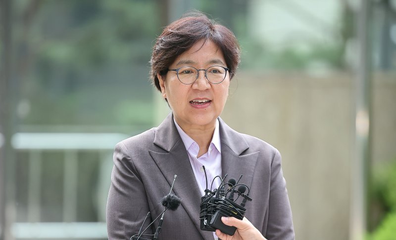 정은경, 남편 '주식 논란'에 "잘못된 내용 많아…청문회서 밝힐 것"