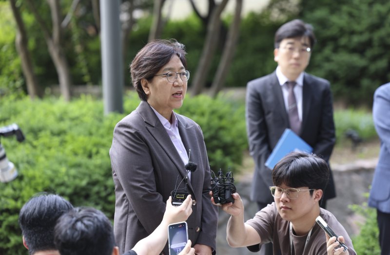 [서울=뉴시스] 김근수 기자 = 정은경 보건복지부 장관 후보자가 30일 서울 중구 T타워에 마련된 후보자 사무실로 출근하며 취재진의 질문에 답하고 있다. 2025.06.30. ks@newsis.com