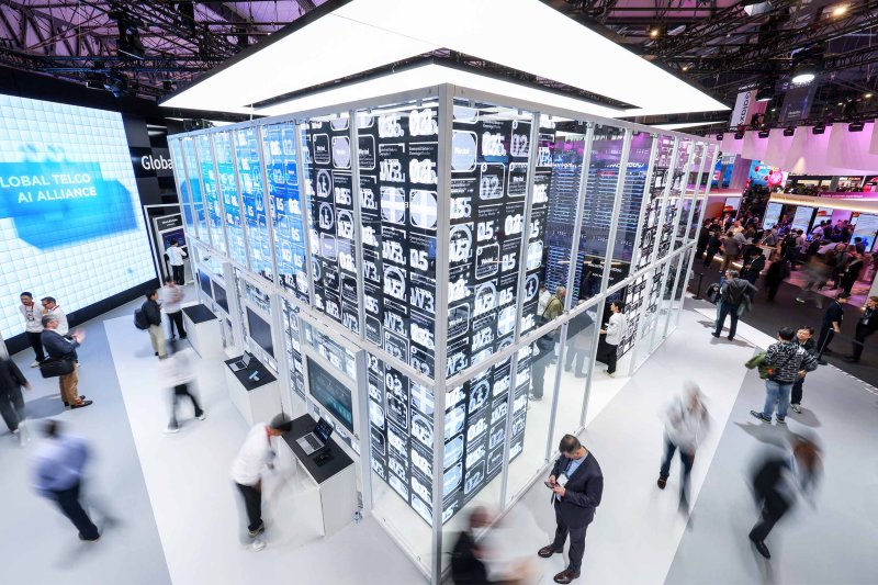3일(현지시간) 스페인 바르셀로나 피라 그란 비아 전시장에서 열린 '모바일 월드 콩그레스(MWC) 2025'를 찾은 관람객들이 SK텔레콤 부스에서 'AI 데이터 센터'를 살펴보고 있다.2025.3.3/뉴스1 ⓒ News1 민경석 기자