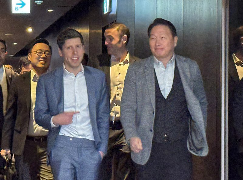 최태원 SK그룹 회장과 샘 올트먼 오픈AI 최고경영자(CEO)가 4일 서울 중구 플라자 호텔에서 회동을 마친 뒤 함께 이동하고 있다. (공동취재단) 2025.2.4/뉴스1 ⓒ News1 최동현 기자