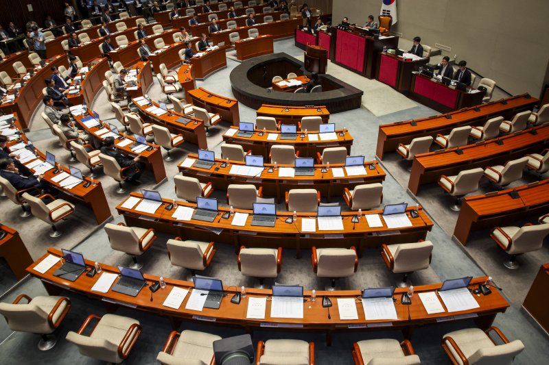 [서울=뉴시스] 김금보 기자 = 예결위 야당 간사인 박형수 국민의힘 의원을 비롯한 의원들이 정회를 요구하며 퇴장한 30일 서울 여의도 국회에서 열린 예산결산특별위원회 전체회의에서 국민의힘 의원들의 자리가 비어있다. 2025.06.30. kgb@newsis.com