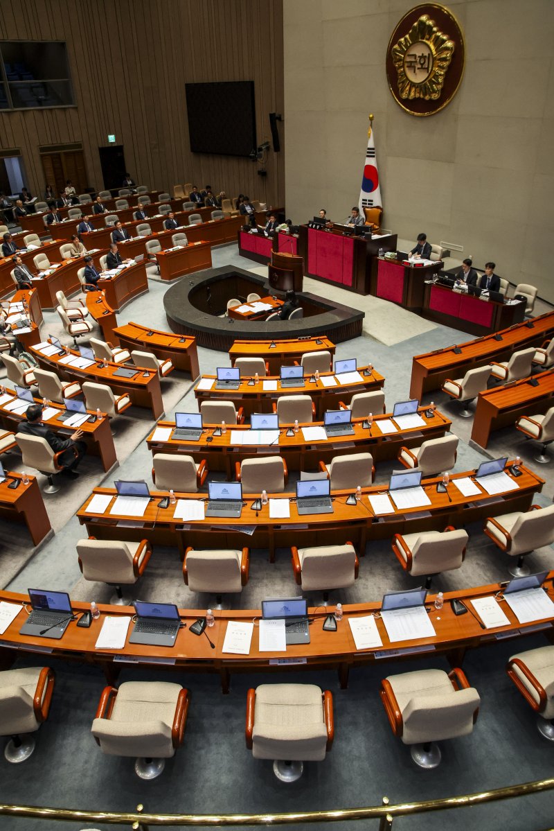 [서울=뉴시스] 김금보 기자 = 예결위 야당 간사인 박형수 국민의힘 의원을 비롯한 의원들이 정회를 요구하며 퇴장한 30일 서울 여의도 국회에서 열린 예산결산특별위원회 전체회의에서 국민의힘 의원들의 자리가 비어있다. 2025.06.30. kgb@newsis.com