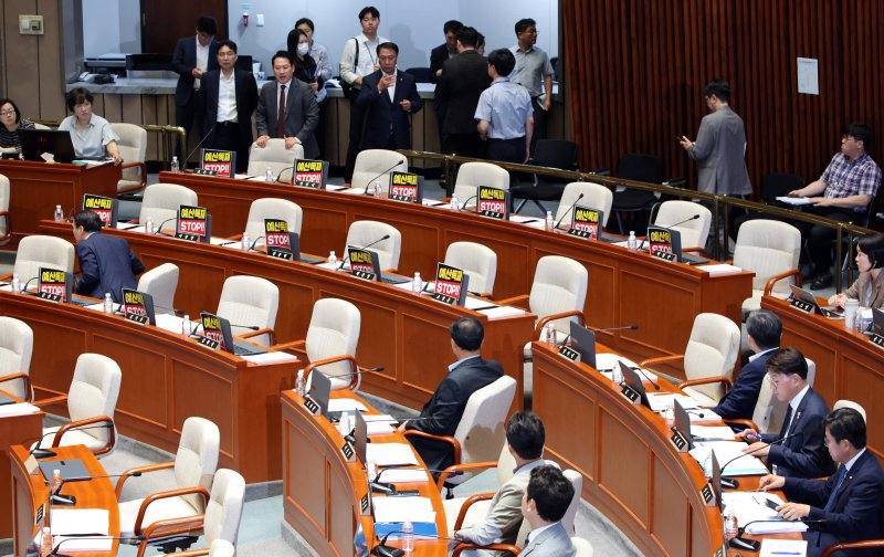 [서울=뉴시스] 김금보 기자 = 국회 예산결산특별위원회 국민의힘 위원들이 30일 오전 서울 여의도 국회에서 열린 예산결산특별위원회 제1차 전체회의에서 정회를 요구하며 퇴장하고 있다. 2025.06.30. kgb@newsis.com