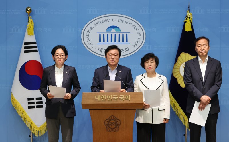 [서울=뉴시스] 김금보 기자 = 박형수 국회 예산결산특별위원회 국민의힘 간사와 위원들이 29일 서울 여의도 국회 소통관에서 '더불어민주당의 독단적인 예산결산특별위원회 운영' 규탄 기자회견을 하고 있다. 2025.06.29. kgb@newsis.com