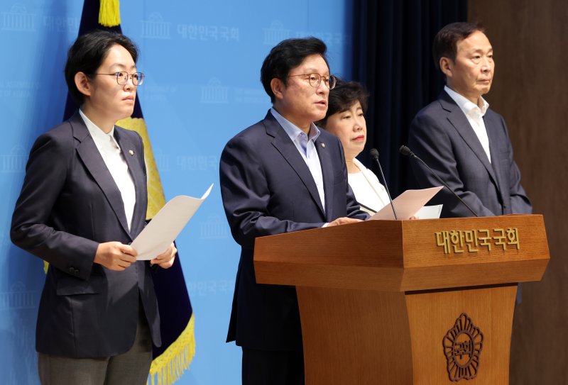 [서울=뉴시스] 김금보 기자 = 박형수 국회 예산결산특별위원회 국민의힘 간사와 위원들이 29일 서울 여의도 국회 소통관에서 '더불어민주당의 독단적인 예산결산특별위원회 운영' 규탄 기자회견을 하고 있다. 2025.06.29. kgb@newsis.com