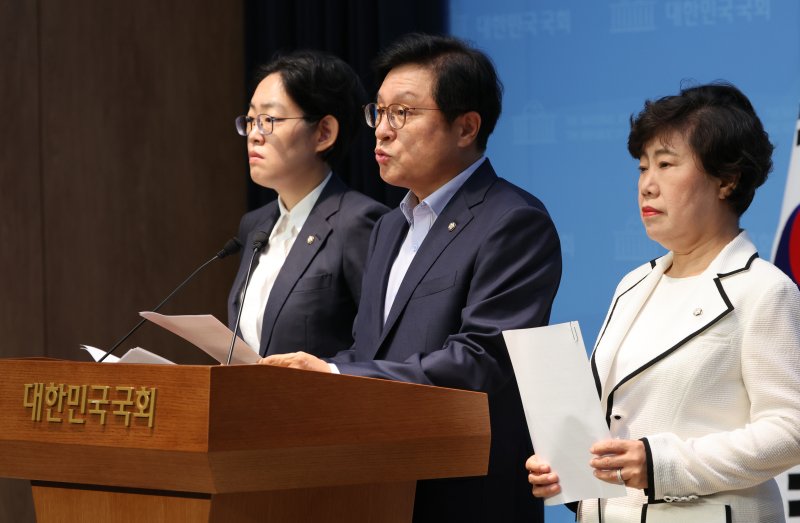 [서울=뉴시스] 김금보 기자 = 박형수 국회 예산결산특별위원회 국민의힘 간사와 위원들이 29일 서울 여의도 국회 소통관에서 '더불어민주당의 독단적인 예산결산특별위원회 운영' 규탄 기자회견을 하고 있다. 2025.06.29. kgb@newsis.com