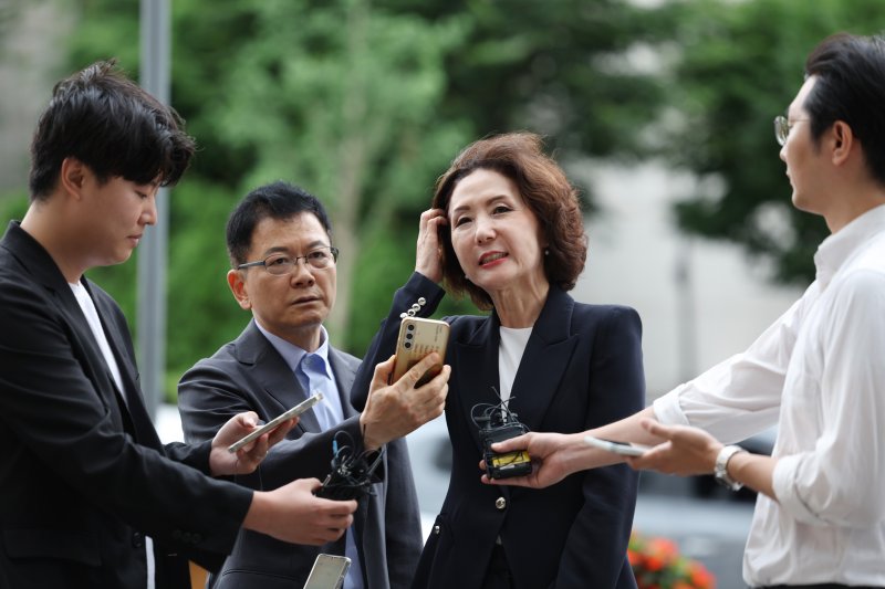 [서울=뉴시스] 김진아 기자 = 이진숙 사회부총리 겸 교육부 장관 후보자가 30일 오전 서울 여의도 한국교육시설안전원에 마련된 인사청문회 준비 사무실로 출근하던 중 취재진 질문에 답하고 있다. 2025.06.30. bluesoda@newsis.com