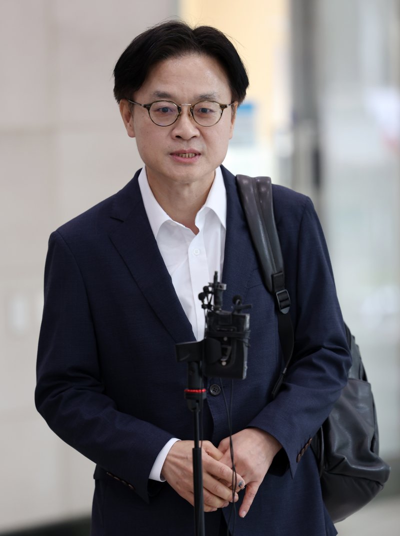 [서울=뉴시스] 조성우 기자 = 김정관 산업통상자원부 장관 후보자가 30일 오전 서울 강남구 한국기술센터에 마련된 인사청문회 준비 사무실에 출근하며 취재진 질문에 답변하고 있다. 2025.06.30. xconfind@newsis.com