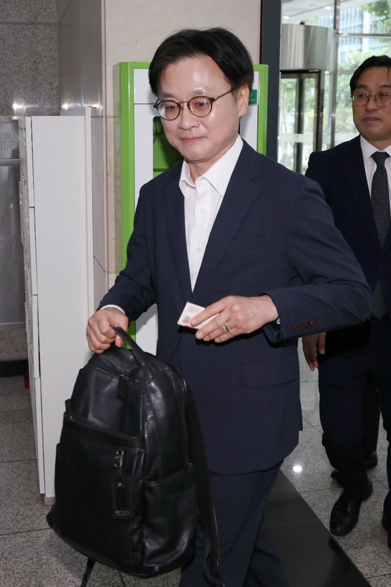 [서울=뉴시스] 조성우 기자 = 김정관 산업통상자원부 장관 후보자가 30일 오전 서울 강남구 한국기술센터에 마련된 인사청문회 준비 사무실에 출근하고 있다. 2025.06.30. xconfind@newsis.com