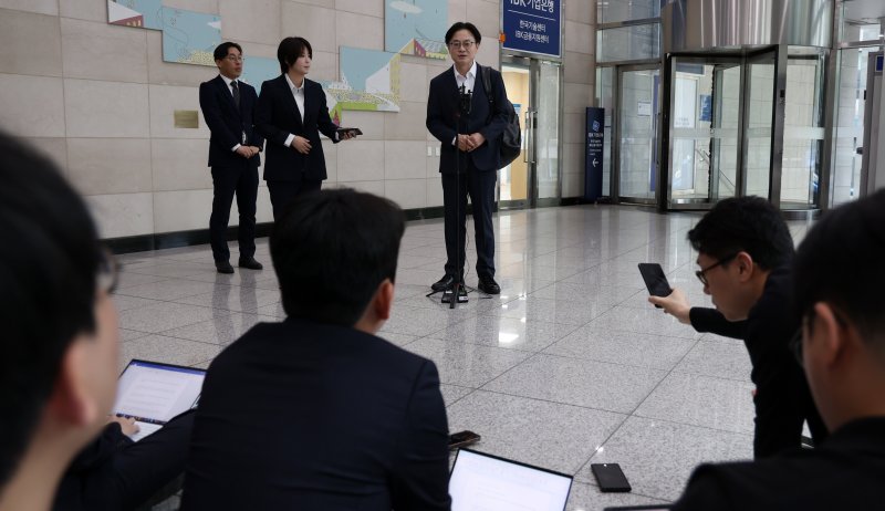 [서울=뉴시스] 조성우 기자 = 김정관 산업통상자원부 장관 후보자가 30일 오전 서울 강남구 한국기술센터에 마련된 인사청문회 준비 사무실에 출근하며 취재진 질문에 답변하고 있다. 2025.06.30. xconfind@newsis.com