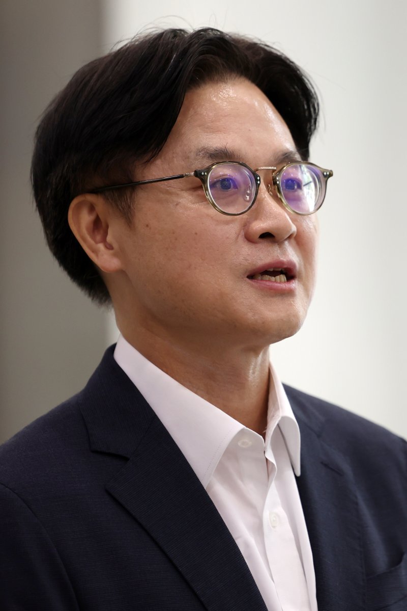 [서울=뉴시스] 조성우 기자 = 김정관 산업통상자원부 장관 후보자가 30일 오전 서울 강남구 한국기술센터에 마련된 인사청문회 준비 사무실에 출근하며 취재진 질문에 답변하고 있다. 2025.06.30. xconfind@newsis.com