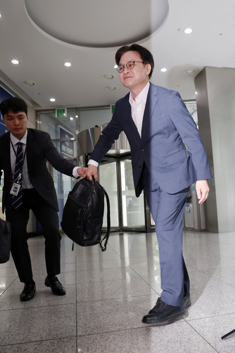 [서울=뉴시스] 조성우 기자 = 김정관 산업통상자원부 장관 후보자가 30일 오전 서울 강남구 한국기술센터에 마련된 인사청문회 준비 사무실에 출근하며 취재진과 질의응답을 마치고 나서며 가방을 들고 있다. 2025.06.30. xconfind@newsis.com