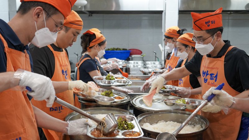 세아상역 임직원들이 지난 28일 서울 동대문구 다일공동체 밥퍼 나눔운동본부에서 봉사활동을 진행했다(글로벌세아그룹 제공) ⓒ News1