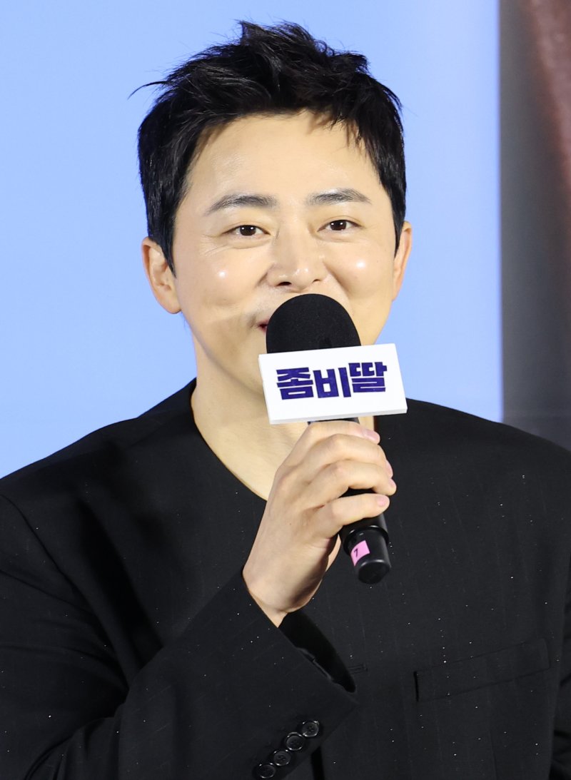 배우 조정석이 30일 오전 서울 용산구 CGV 용산아이파크몰에서 진행된 영화 '좀비딸'(감독 필감성)의 제작보고회에서 인사말을 하고 있다. '좀비딸'은 이 세상 마지막 남은 좀비가 된 딸을 지키기 위해 극비 훈련에 돌입한 딸바보 아빠의 코믹 드라마다. 2025.6.30/뉴스1 ⓒ News1 권현진 기자