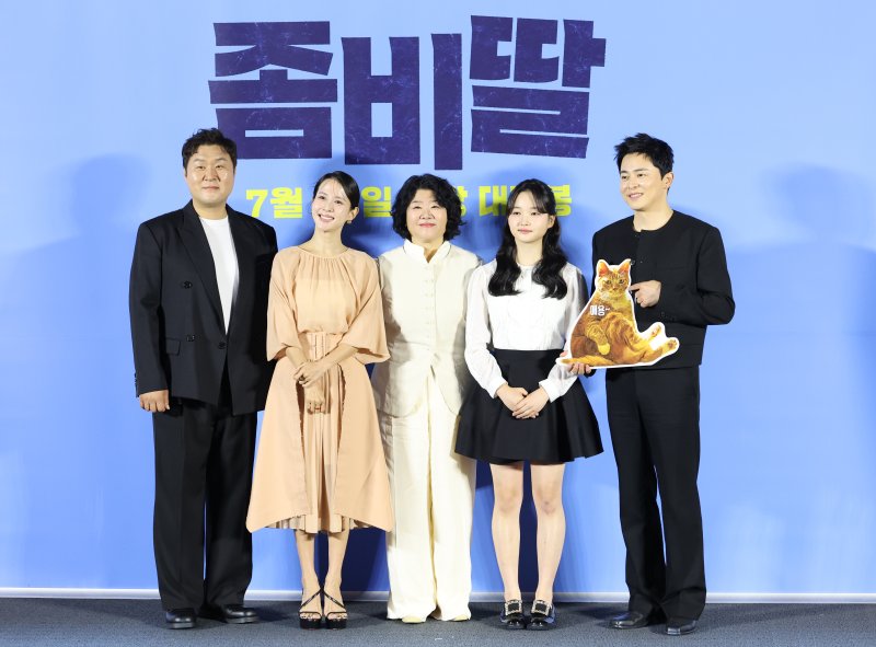 배우 윤경호(왼쪽부터)과 조여정, 이정은, 최유리, 조정석이 30일 오전 서울 용산구 CGV 용산아이파크몰에서 진행된 영화 '좀비딸'(감독 필감성)의 제작보고회에서 포즈를 취하고 있다. '좀비딸'은 이 세상 마지막 남은 좀비가 된 딸을 지키기 위해 극비 훈련에 돌입한 딸바보 아빠의 코믹 드라마다. 2025.6.30/뉴스1 ⓒ News1 권현진 기자