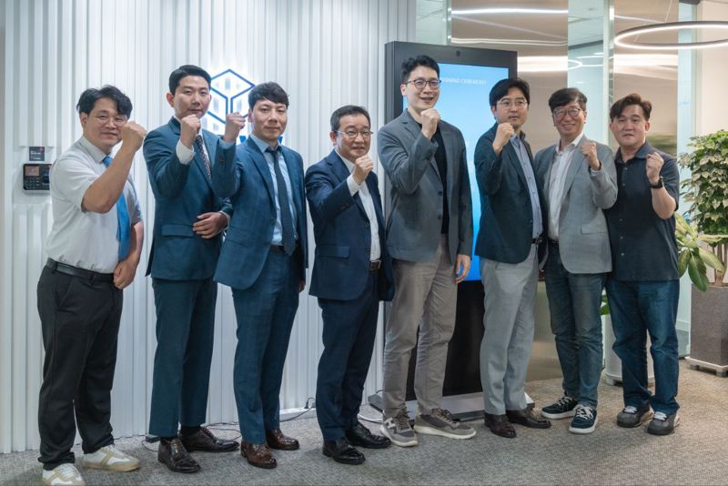 방성진 피노텍 대표(오른쪽 세번째)와 S2W, 시그넷파트너스 관계자 등이 지난 26일 서울 조선팰리스 호텔에서 업무협약을 체결한 후 기념촬영하고 있다./사진=피노텍