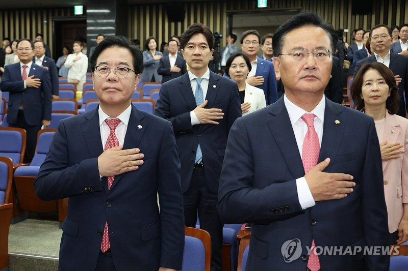 국기에 경례하는 송언석 원내대표 (출처=연합뉴스)