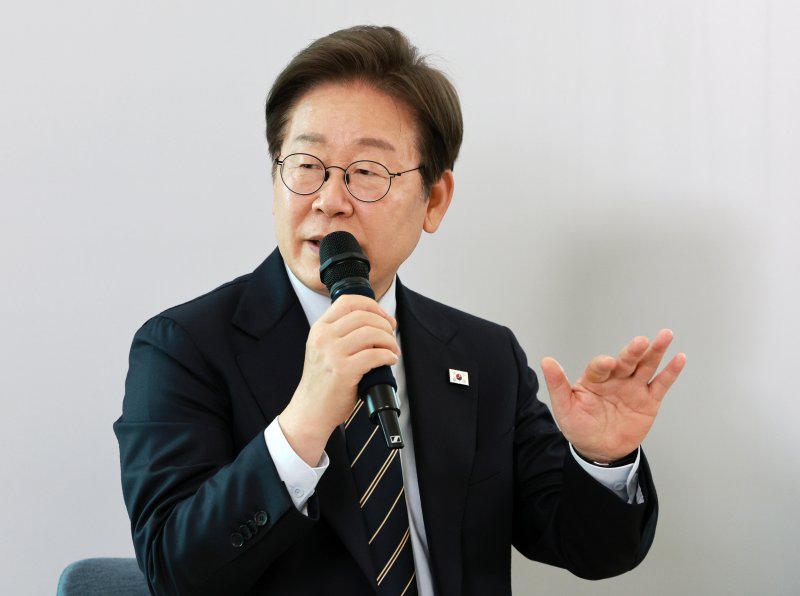 이재명 대통령이 30일 서울 용산 대통령실 파인그라스에서 열린 문화예술계 수상자 간담회에서 발언하고 있다. 사진=뉴시스