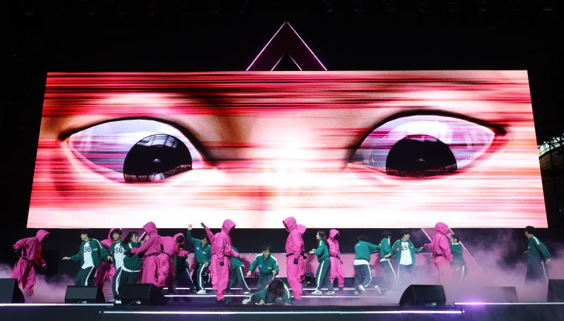 [서울=뉴시스] 권창회 기자 =28일 서울 중구 서울광장에서 열린 오징어게임3 팬 이벤트 행사에서 무대 퍼포먼스가 펼쳐지고 있다. 2025.06.28. kch0523@newsis.com