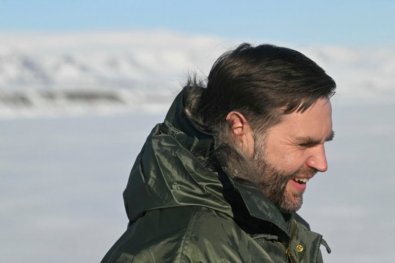 [워싱턴=AP/뉴시스]JD 밴스 부통령이 28일(현지 시간) 그린란드의 미군 피투피크 우주 기지를 둘러보고 있다. 2025.03.29.