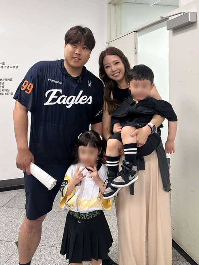류현진♥배지현, 붕어빵 아들·딸과 사진 찰칵 '훈훈'