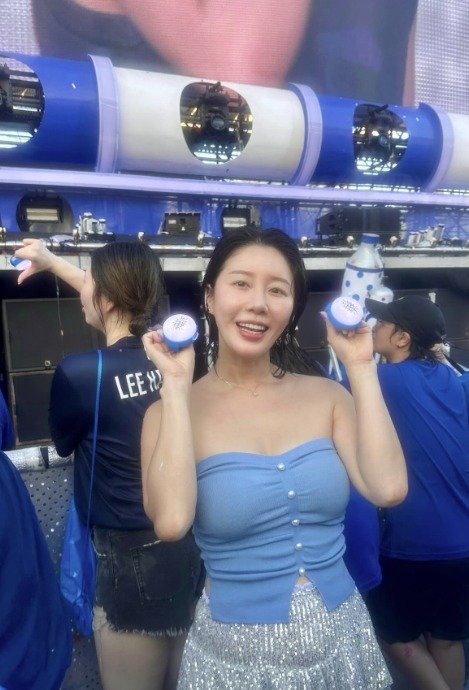 '아들맘' 나비, 흠뻑쇼서 과감한 노출…튜브톱만 입고 [N샷]