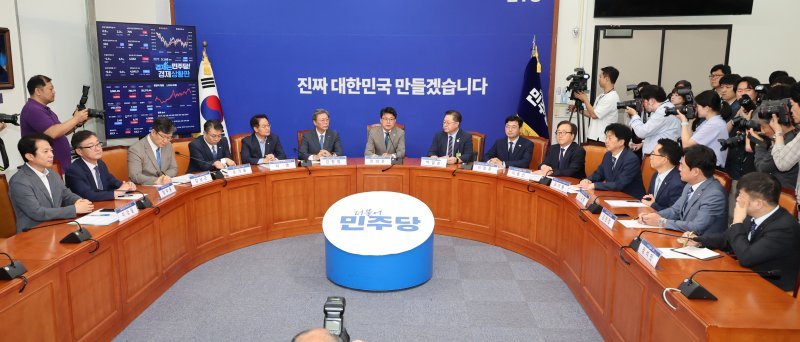 더불어민주당 진성준 정책위의장이 30일 서울 여의도 국회에서 상법 바카라사이트 신고 추진과 관련해 경제계 의견을 수렴하기 위해 경제6단체 부회장단과 간담회를 하고 있다. 이날 간담회에는 박일준 대한상공회의소 상근부회장, 김창범 한국경제인협회 상근부회장, 이동근 한국경영자총협회 상근부회장, 장석민 한국무역협회 전무, 오기웅 중소기업중앙회 상근부회장, 이호준 한국중견기업연합회 상근부회장, 정우영 한국상장사협회 부회장 등이 참석했다. / 사진=연합뉴스