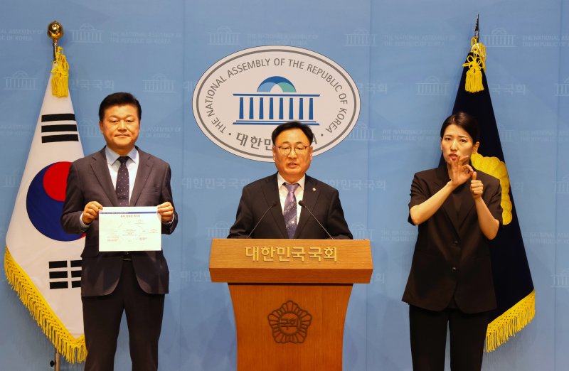 더불어민주당 이광희 의원과 명태균 보고서를 폭로한 신용한 전 서원대 교수가 30일 국회 소통관에서 기자회견을 열어 명 씨의 충북대 총장 임명 관여 의혹을 제기하고 있다.(이광희 의원실 제공. 재판매 및 DB금)