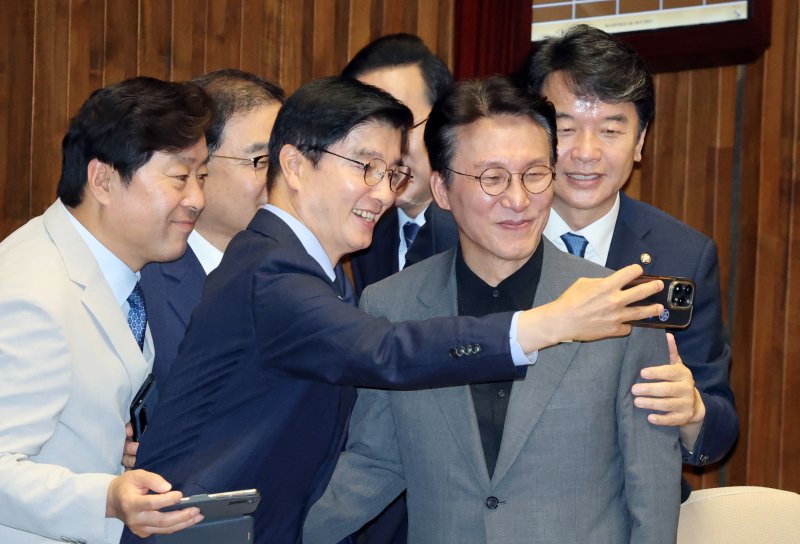 [서울=뉴시스] 국회사진기자단 = 김민석 국무총리 후보자가 26일 서울 여의도 국회에서 열린 본회의 이재명 대통령의 시정연설을 앞두고 이해식 등 의원들과 기념촬영을 하고 있다. 2025.06.25. photo@newsis.com