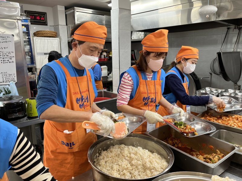 바카라 토토 사이트 김종훈 회장(맨왼쪽)이 구성원과 급식 바카라 토토 사이트활동을 하고 있다. 바카라 토토 사이트 제공