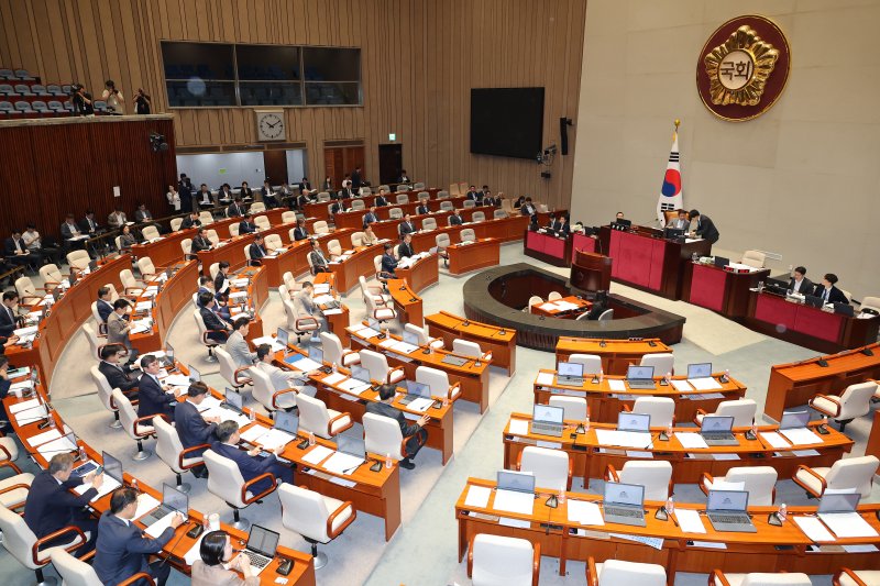 텅 빈 국힘 자리30일 국회에서 열린 예산결산특별위원회 종합정책질의에서 더불어바카라사이트 주사위당의 일방적 의사일정 등을 이유로 퇴장한 국민의힘 예결위원들의 자리가 텅 비어 있다. 연합뉴스