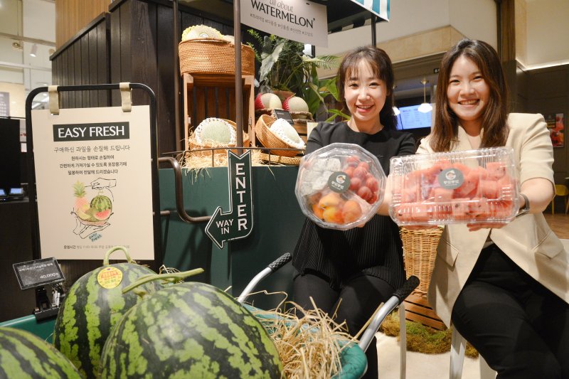롯데백화점 광복점 식품관에서 직원들이 현장에서 즉시 컷팅한 다양한 바카라사이트 벳위즈을 선보이고 있다. 롯데백화점 제공