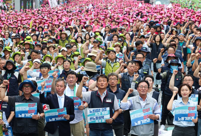 [서울=뉴시스] 권창회 기자 = 양경수 민주노총 위원장을 비롯한 조합원들이 지난달 28일 서울 중구 숭례문 인근에서 열린 최저임금인상, 노동기본권 쟁취 결의대회에서 구호를 외치고 있다. 2025.06.28. kch0523@newsis.com