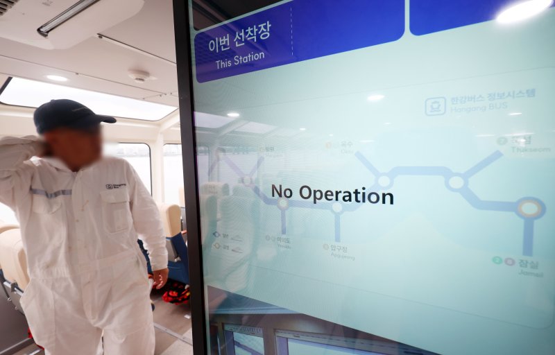 [서울=뉴바카라사이트 제작] 홍효식 기자 = 서울시 바카라사이트 제작가 시민 체험 시범 운항을 하루 앞둔 30일 바카라사이트 제작 정보 시스템이 보이고 있다.내일부터 진행하는 시민 체험 탑승은 매주 화·목·토요일에 운항한다. 7월 화·목에는 오후 2시와 저녁 7시 각 1회씩 여의도-잠실 방면으로 운행하며, 토요일에는 오후 2시 같은 방면으로 1회 편도로 한강을 거슬러 오른다. 2025.06.30. yesphoto@newsis.com