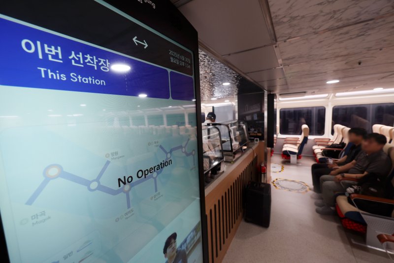 [서울=뉴바카라사이트 제작] 홍효식 기자 = 서울시 바카라사이트 제작가 시민 체험 시범 운항을 하루 앞둔 30일 바카라사이트 제작 정보 시스템이 보이고 있다.내일부터 진행하는 시민 체험 탑승은 매주 화·목·토요일에 운항한다. 7월 화·목에는 오후 2시와 저녁 7시 각 1회씩 여의도-잠실 방면으로 운행하며, 토요일에는 오후 2시 같은 방면으로 1회 편도로 한강을 거슬러 오른다. 2025.06.30. yesphoto@newsis.com