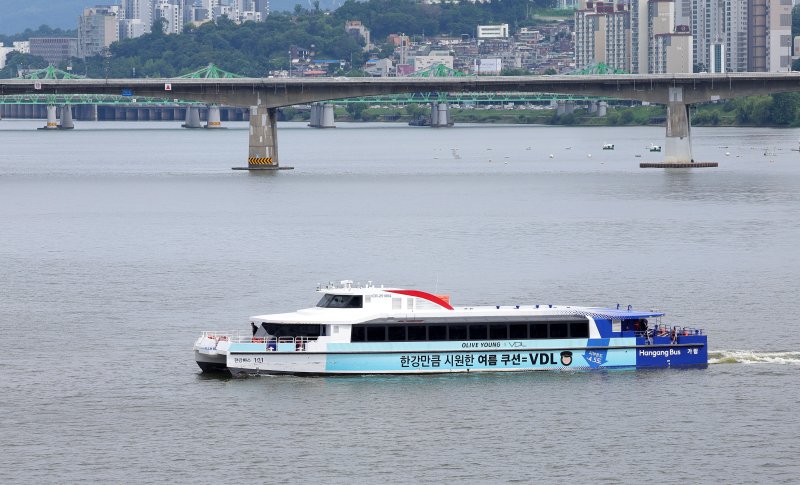 [서울=뉴바카라사이트 제작] 홍효식 기자 = 서울시 바카라사이트 제작가 시민 체험 시범 운항을 하루 앞둔 30일 서울 여의도 한강을 지나가고 있다.내일부터 진행하는 시민 체험 탑승은 매주 화·목·토요일에 운항한다. 7월 화·목에는 오후 2시와 저녁 7시 각 1회씩 여의도-잠실 방면으로 운행하며, 토요일에는 오후 2시 같은 방면으로 1회 편도로 한강을 거슬러 오른다. 2025.06.30. yesphoto@newsis.com