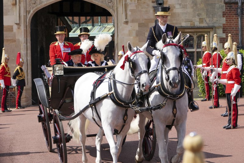 [AP/뉴시스] 찰스3세 영국왕과 카밀라 왕비가 6월 16일 윈저 성에서 열린 가터기사단 행사에 참석해 마차를 타고 있다. 2025. 07.01.