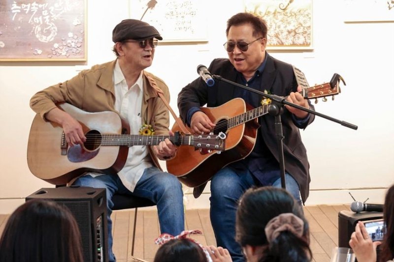 포크 듀오 해바라기 (출처=연합뉴스)