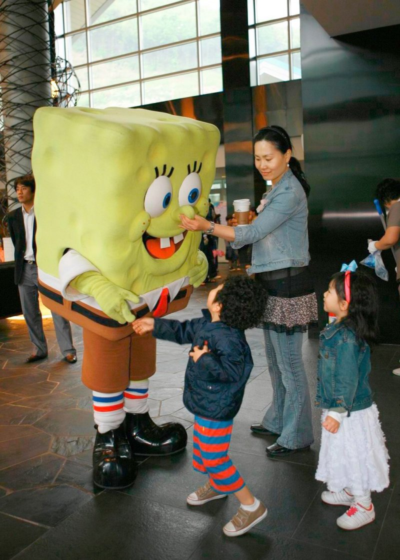 [광주=뉴시스] 어린이들이 스펀지밥 캐릭터 인형을 보고 즐거워 하고 있는 모습.(사진=곤지암리조트 제공) /우종원기자 photo@newsis.com