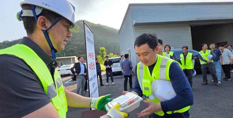 김장호 구미시장이 민선 8기 3주년을 맞은 1일 오전 도량동 환경관리원 전용시설에서 재활용품 수거에 나서는 환경관리원들에게 샌드위치 도시락을 나눠주고 있다. 2025.7.1/뉴스1 ⓒ News1 정우용 기자