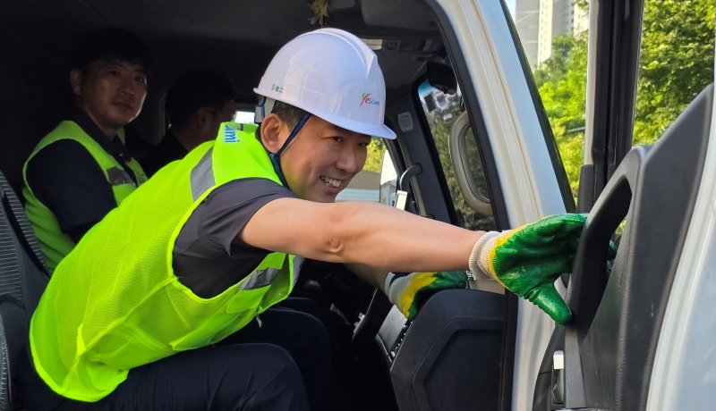 김장호 구미시장이 민선 8기 3주년을 맞은 1일 오전 도량동 환경관리원 전용시설에서 환경관리원 복장으로 갈아 입고 재활용품 수거 차량에 탑승하고 있다. 2025.7.1/뉴스1 ⓒ News1 정우용 기자