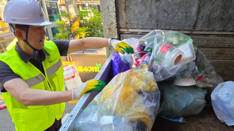 김장호 구미시장이 민선 8기 3주년을 맞은 1일 오전 송정맛길에서 환경관리원과 함께 재활용품 수거작업을 하고 있다. 2025.7.1/뉴스1 ⓒ News1 정우용 기자