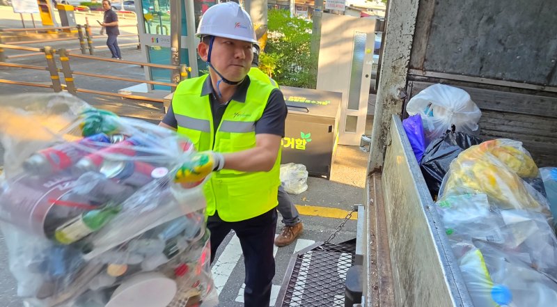 김장호 구미시장이 민선 8기 3주년을 맞은 1일 오전 송정맛길에서 환경관리원과 함께 재활용품 수거작업을 하고 있다. 2025.7.1/뉴스1 ⓒ News1 정우용 기자