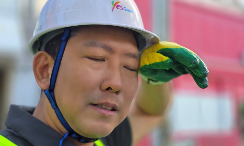 김장호 구미시장이 민선 8기 3주년을 맞은 1일 오전 송정맛길에서 재활용품 수거작업하면서 이마에 흐른 땀을 손으로 훔쳐내고 있다. 2025.7.1/뉴스1. 2025.7.1/뉴스1 ⓒ News1 정우용 기자