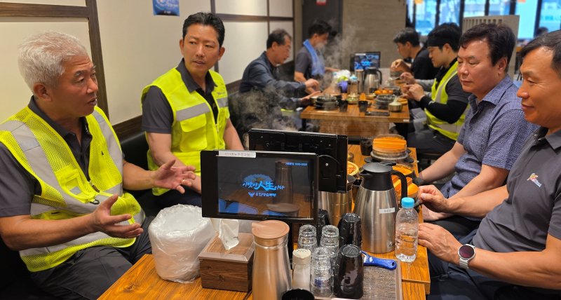 김장호 구미시장이 민선 8기 3주년을 맞은 1일 오전 송정맛길에서 재활용품 수거작업을 마친 뒤 환경미화원, 노조위원장 등과 아침식사를 하며 현장의 목소리를 듣고 있다. 2025.7.1/뉴스1 ⓒ News1 정우용 기자