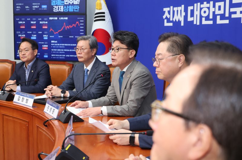 진성준 더불어민주당 정책위의장이 30일 서울 여의도 국회에서 열린 경제 6단체 상근부회장단 바카라사이트 온카판 간담회에서 모두 발언을 하고 있다. 2025.6.30/바카라사이트 온카판1 ⓒ News1 안은나 기자